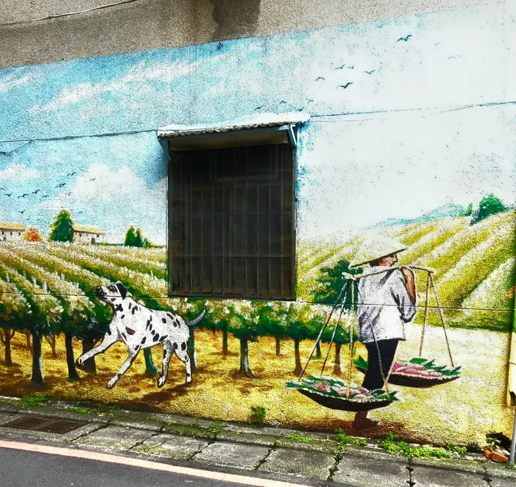 第二景：阡陌同行（挑擔的農夫與大麥町犬）農夫挑著農作走在田埂，一旁大麥町犬歡躍相伴。 探討「重擔與陪伴」。 呼應「桃花源記」的「阡陌交通，雞犬相聞」。探討農夫肩上的重擔是真實的重量，而小狗的輕盈跳躍，則是化解沉重的生活之樂。