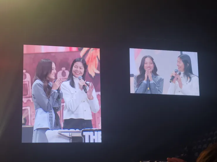 ↑ Freen 媽媽上台慶生的橋段，這座位看旁邊的大投影幕也很清楚
