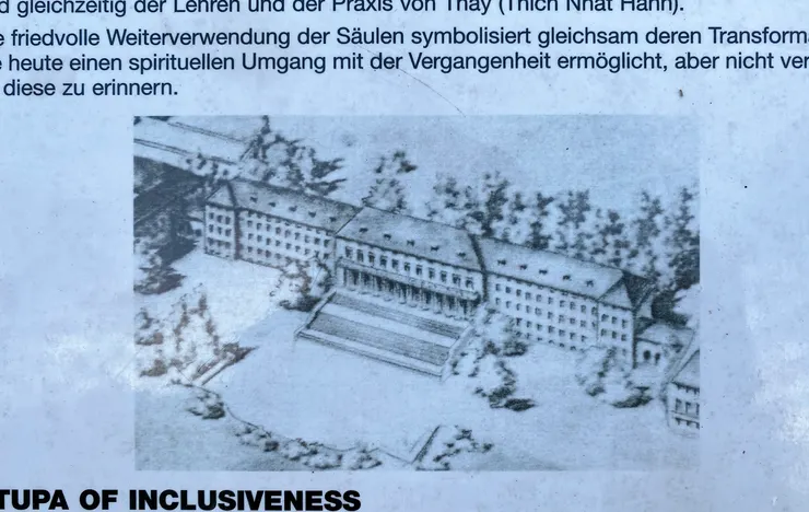 留意設計圖大門前的石柱