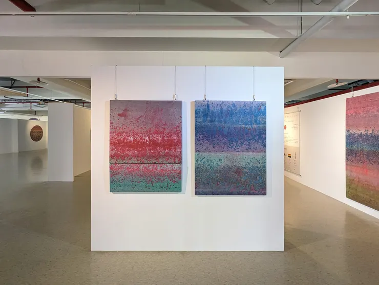 積吶虹光，〈青天白日滿地「虹」〉，2017年，壓克力顏料、紙。