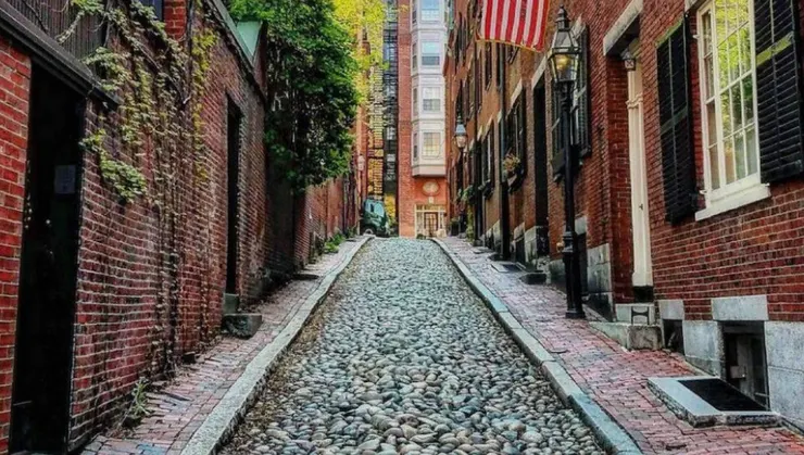 燈塔山(Beacon Hill)以其煤氣燈照明的狹窄街道和紅磚砌人行道著稱。