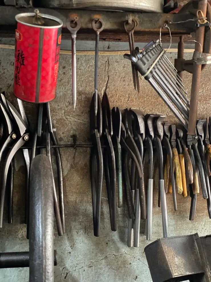 整齊吊掛的老工具，很迷人