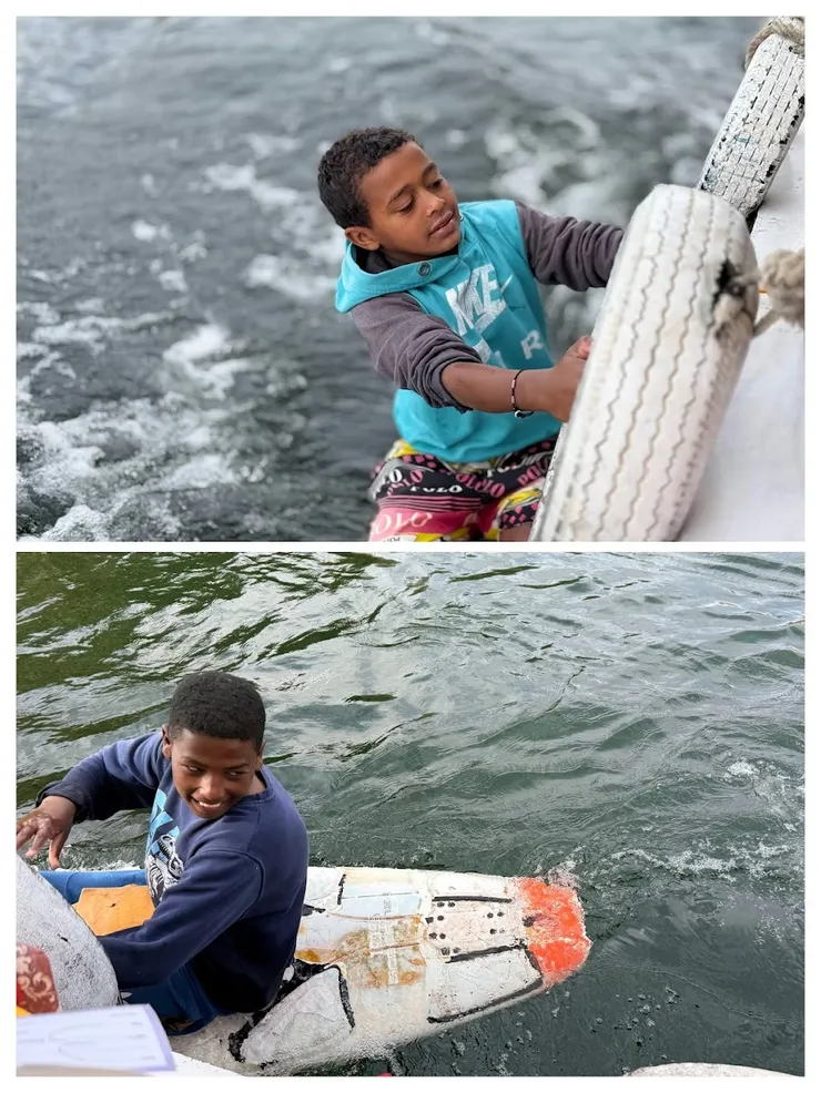 努比亞小孩靠近船唱歌