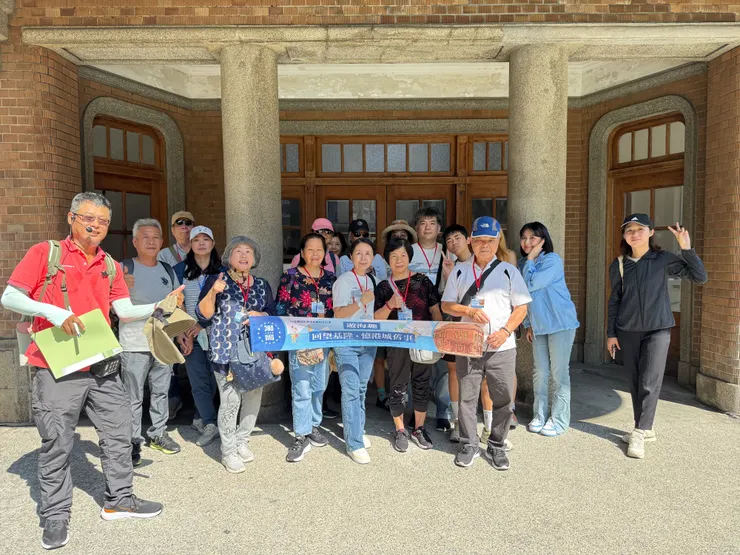 《遊海趣・回望基隆，憶港城舊事》走讀活動，從正濱舊漁會大樓到阿根納造船廠，帶領旅人認識港務文化與築港歷史，並搭乘「喜洋洋88號」休閒漁船進行海上導覽與海釣體驗。圖/委託行街區提供