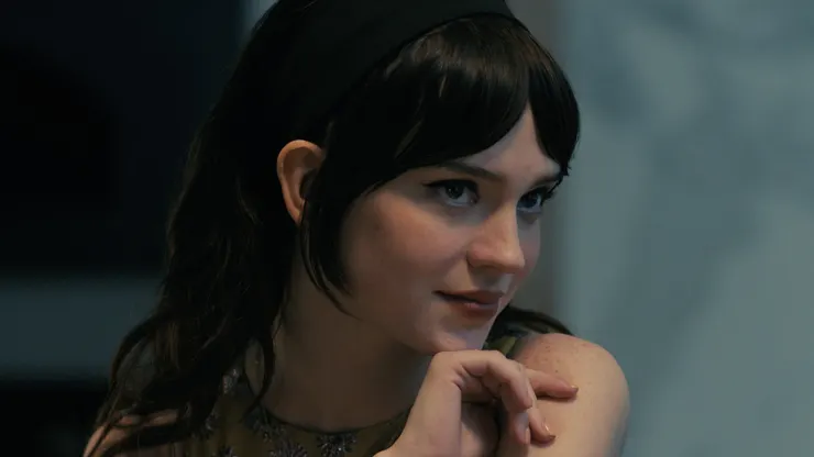甜美可人的Sophie Thatcher，飾演深愛男友的女主角Iris。