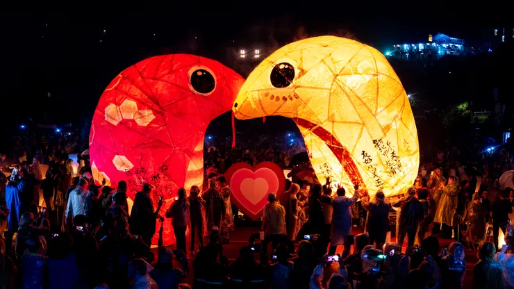 2025年結合蛇年意象製作20呎造型主燈，祝福眾人「蛇福泰吉」、「好運蛇進來」。