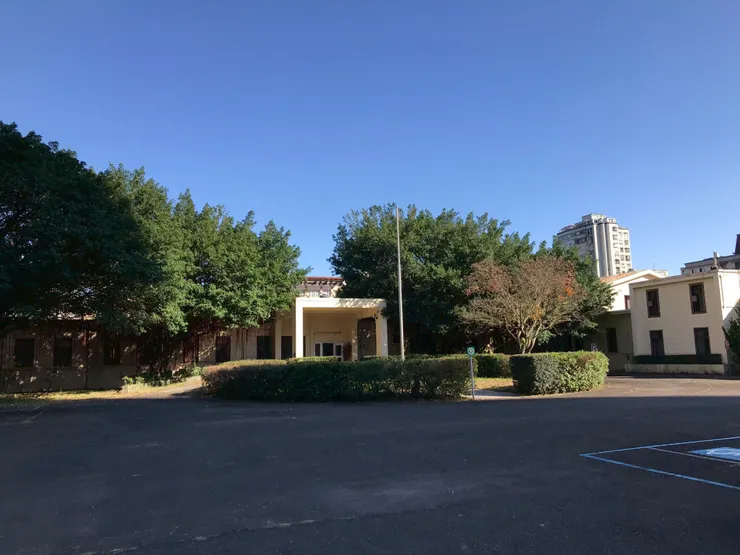 美軍顧問團團本部／美國在台協會 AIT 主建築群與花壇（2021年。筆者友人提供）