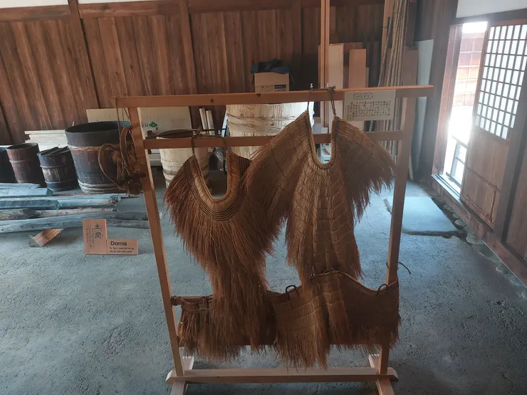 展示以前生活用的器具，還有用茅草製作的衣服，很像台灣以前下雨穿的簑衣