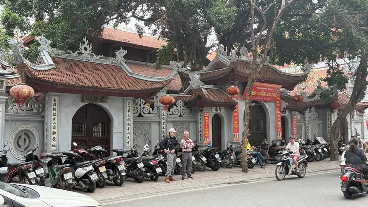 餐廳對面的寺廟也是寫漢字