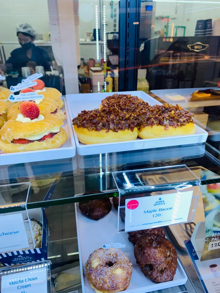 John Dount 在Central Chitlom的美食街,一顆甜甜圈要100株以上,算是滿貴的甜點,楓糖培根是美國口味點一個來ㄘㄘ看