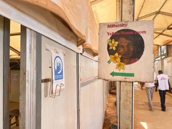 南蘇丹班提烏（Bentiu）的無國界醫生醫院，設有小黃花房間，專門為性暴力倖存者提供醫療服務與支持。照片攝於2022年5月3日。© Verity Kowal/MSF