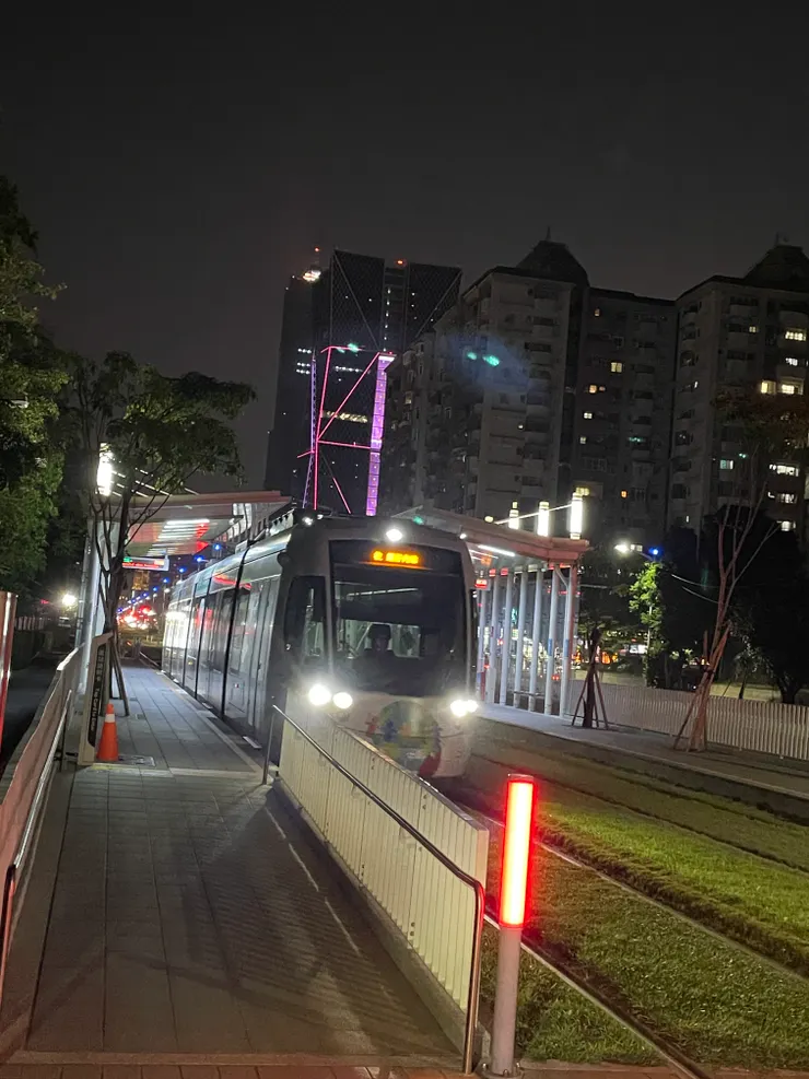 夜遊高雄,與輕軌交會。