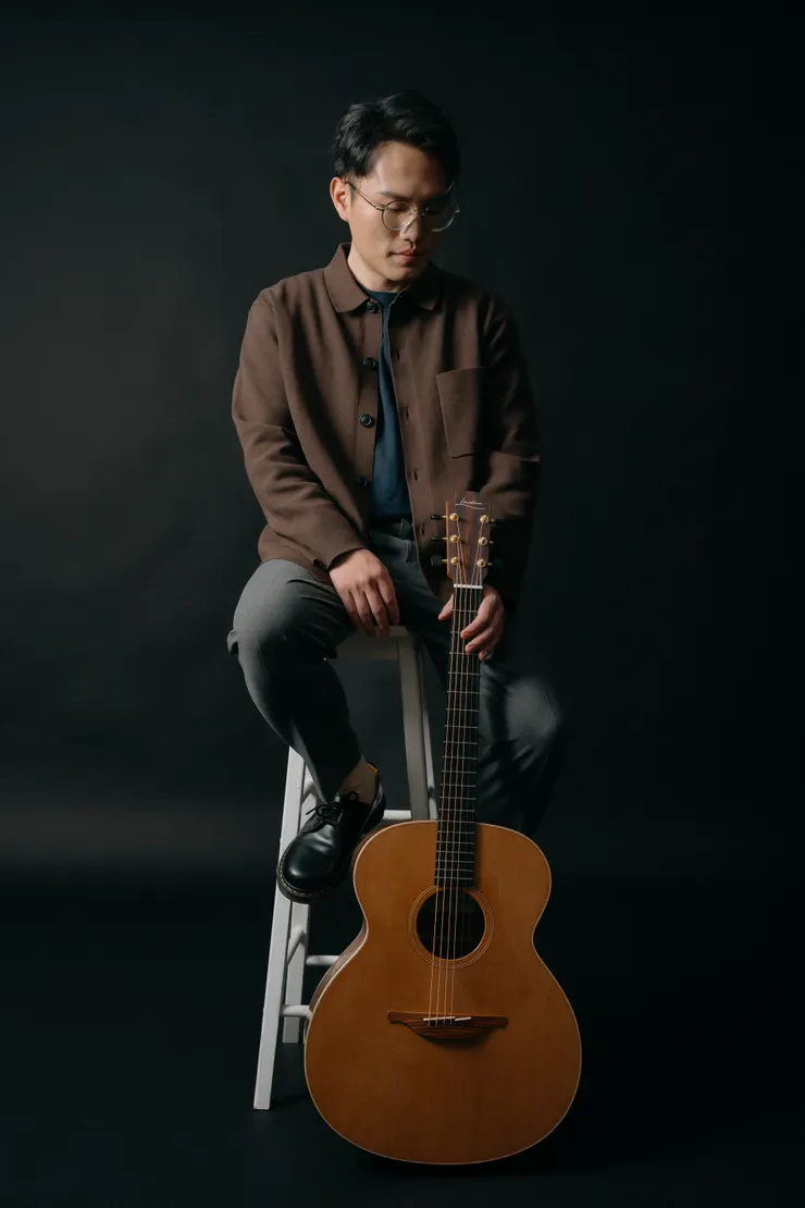 自學生時期鑽研fingerstyle的李軍，擅長將低音、旋律與節奏一次包攬於六弦之上。 （圖／風潮音樂　提供）