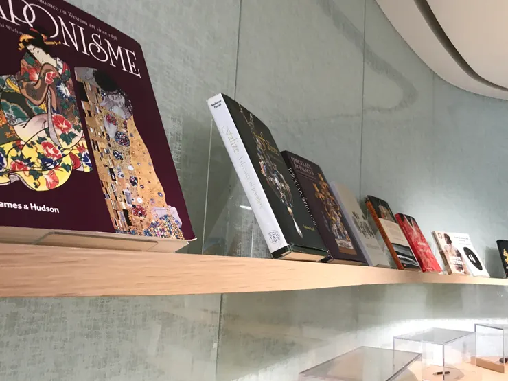 展館這邊呈流線形設計，很有美感。