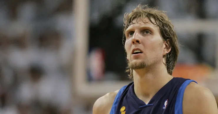 Dirk 神情落寞,那一夜的記分板映照出未竟的榮耀。