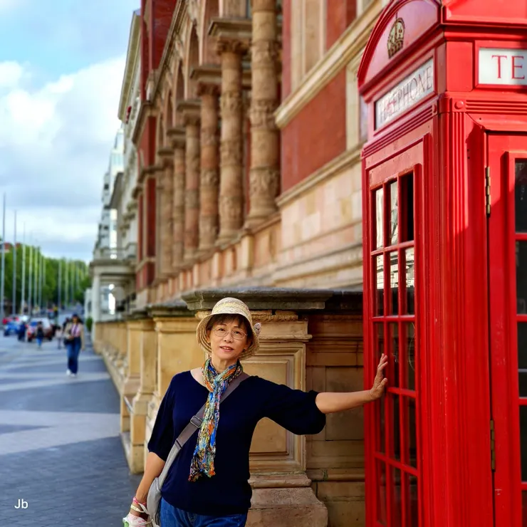 【碰到紅色電話亭就忍不住想拍！背景為維多利亞與亞伯特博物館。】