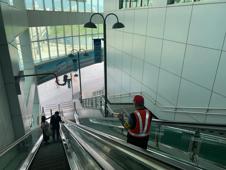 出站後的手扶梯。