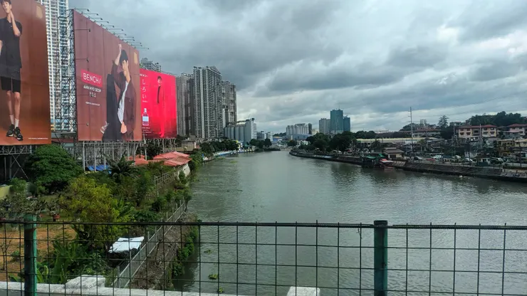 馬尼拉的人行道會拉鐵網隔開車道，而且城市到處都是這種巨大的電子看板。