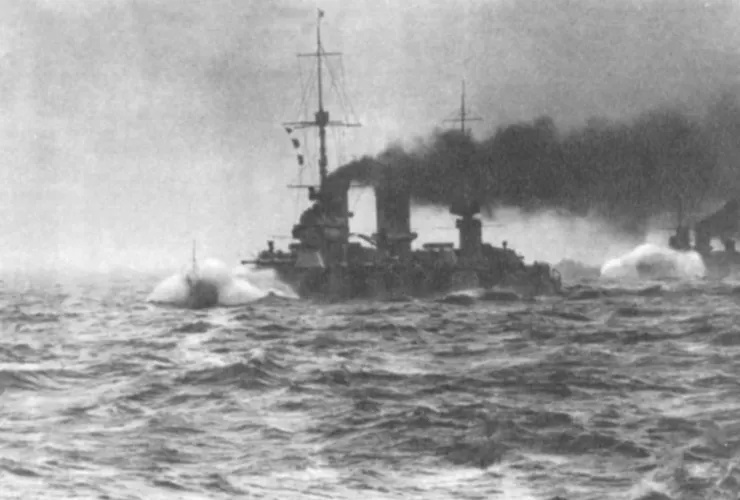 1928年，「塞瓦斯托波爾號」（前）和「馬拉號」在波羅的海的風暴中航行，船頭被海浪淹沒。