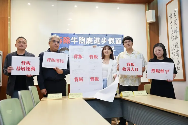 記得那時候雅琳一通電話,我第一個反應不是答應,是請她把預算書和空勤的說詞給我看,害我研究了好久...這種龜毛的個性實在是很不方便。 未來有什麼議題需要,一定再次赴湯蹈火啦! 為野生動物和山林請命,就是我想做的事。