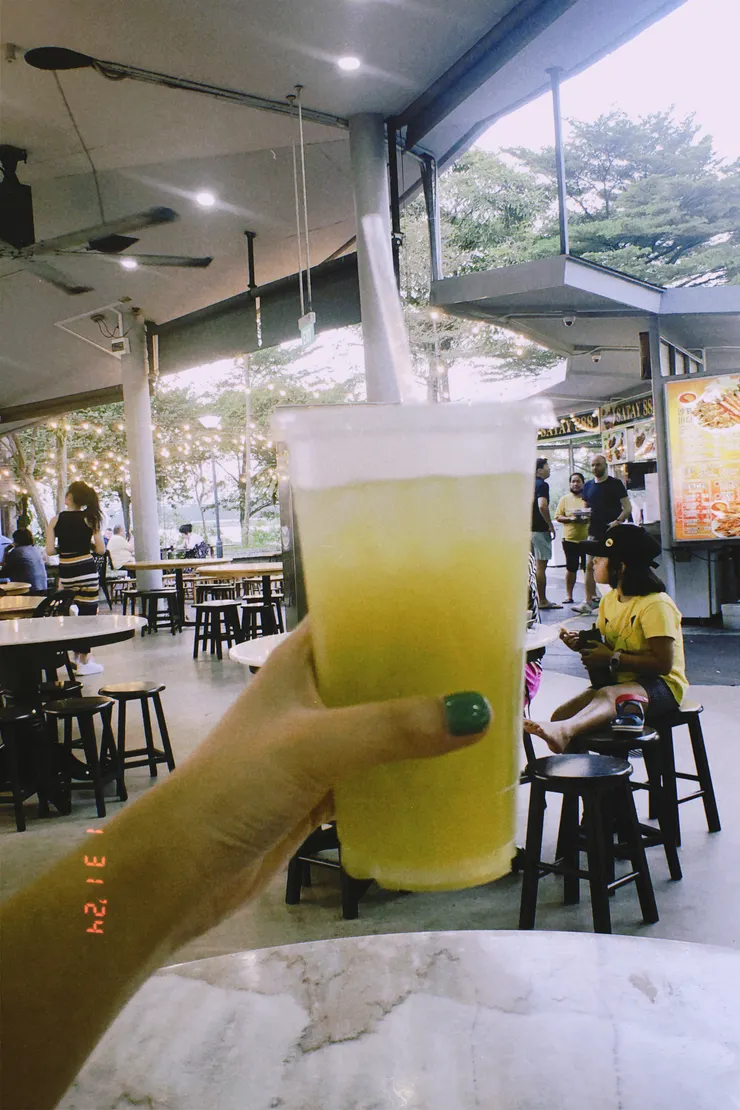 在熱帶國家沒有冷氣的地方,喝上一杯冰涼的甘蔗汁非常解渴!(圖片來源:本文作者)