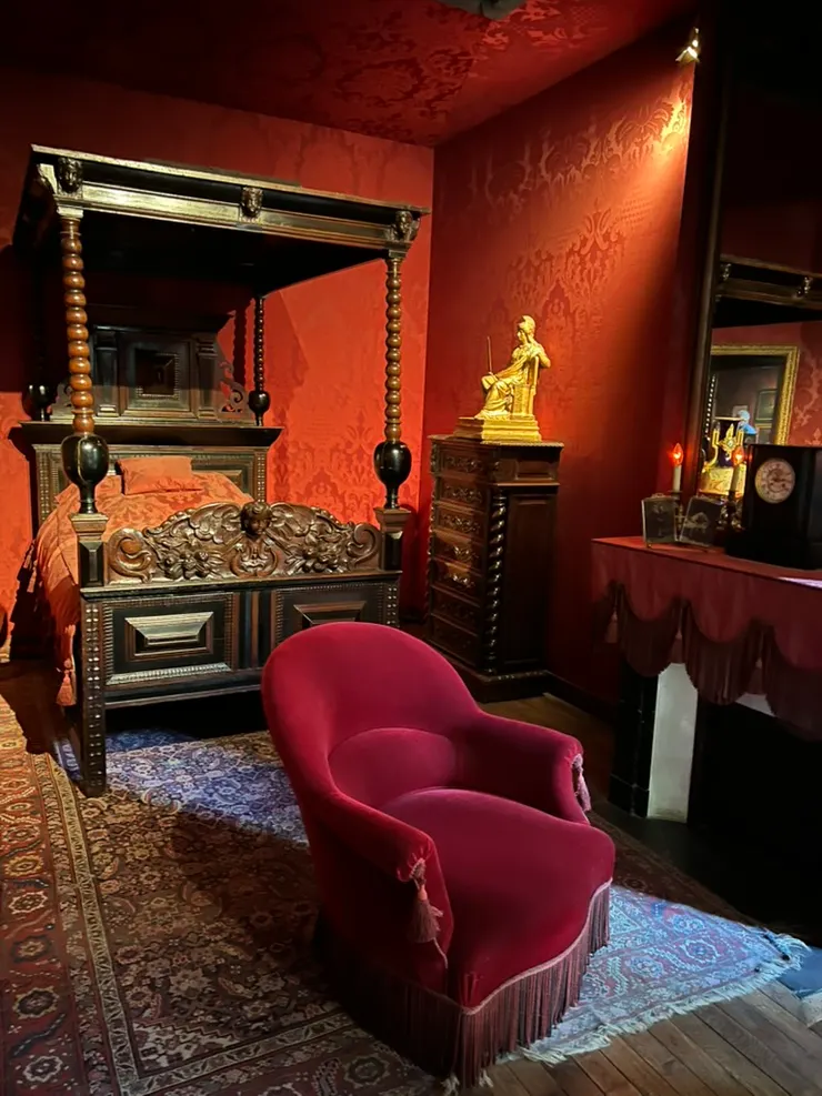 雨果是在這張床去世的，但不是在這個地址，而是將那張床搬來這裡展示。