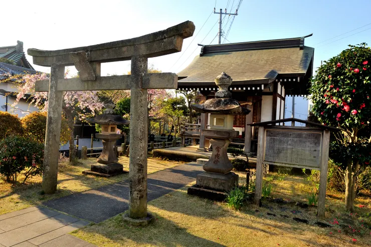 【小巧的三石神社】