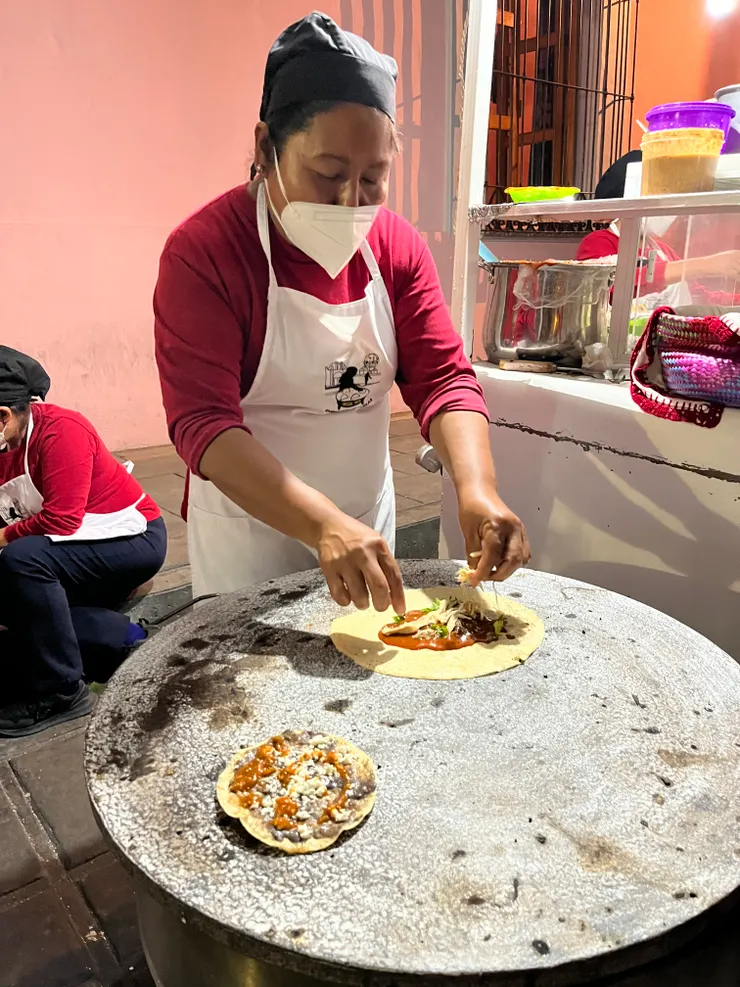 正在煎Empanada的阿姨，橘黃色醬是靈魂！