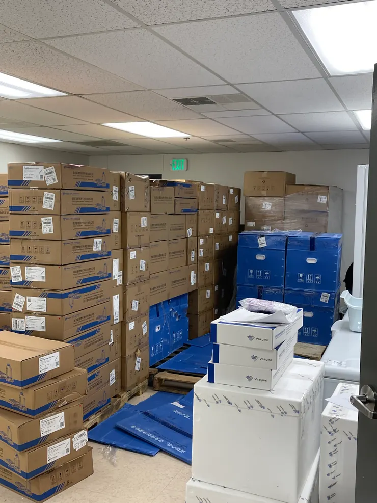 這些是一天內到的貨，因為是化學產品，所以要馬上歸類保冰