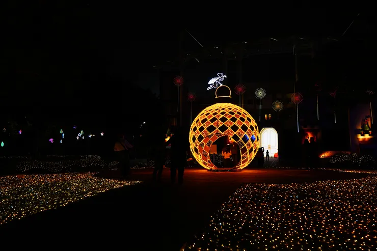 點燈後的金球，與滿地金光打造唯美氛圍