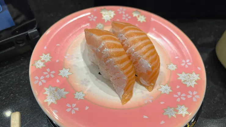 比一般連鎖店的鮭魚壽司厚上許多。