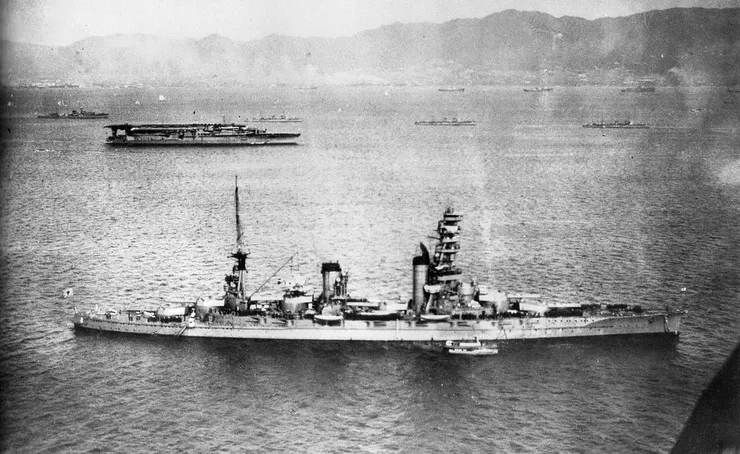 1930年10月,山城號和航空母艦加賀號停靠在神戶灣