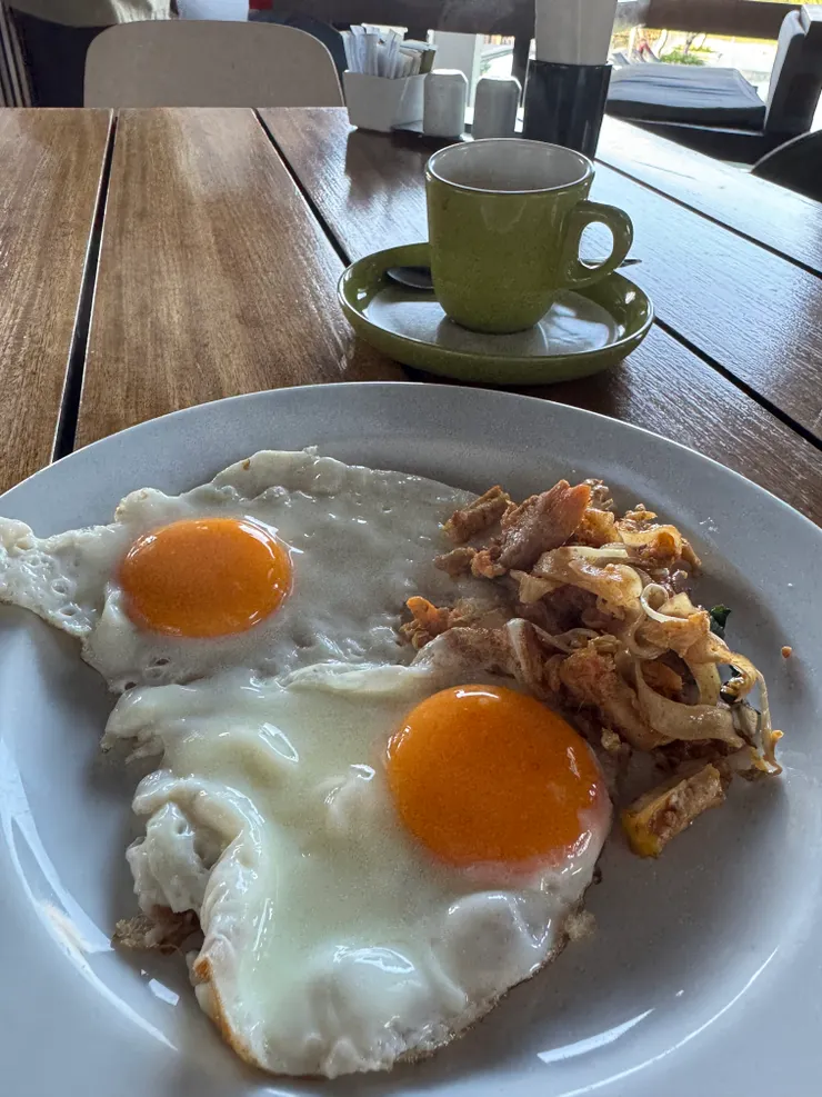 美好的一天從一杯咖啡跟兩顆Sunny egg開始