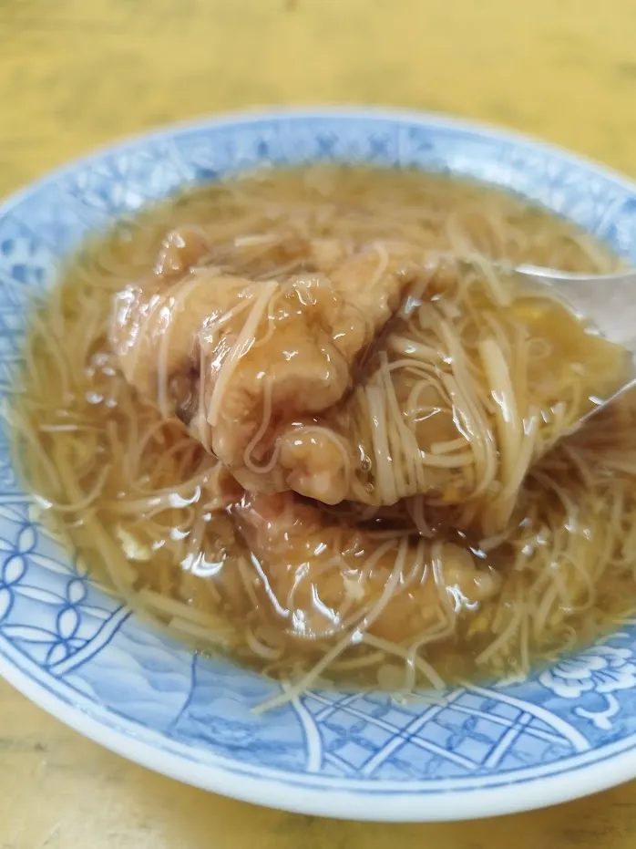 麵線裡有金針菇 肉塊等 加烏醋後風味更佳 河童拍攝/2023年