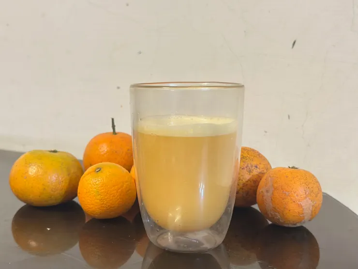 8顆柳橙才弄這麼小一杯，真的是有夠搞剛（這杯當然是大家一起喝，不然糖分太高了）