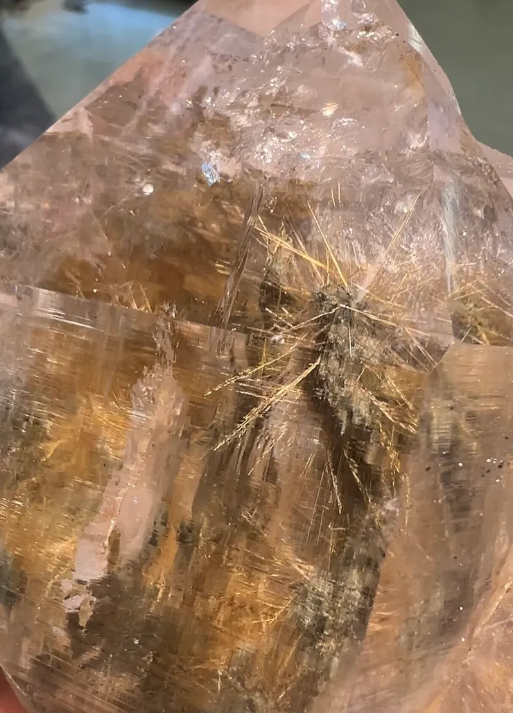 東京礦展上來自Manihar包裹金紅石的水晶，金紅石就像煙花一樣