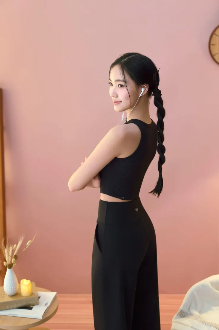 居家Chill時光:休閒褲加短版背心 勾勒輕鬆俐落的運動時尚魅力