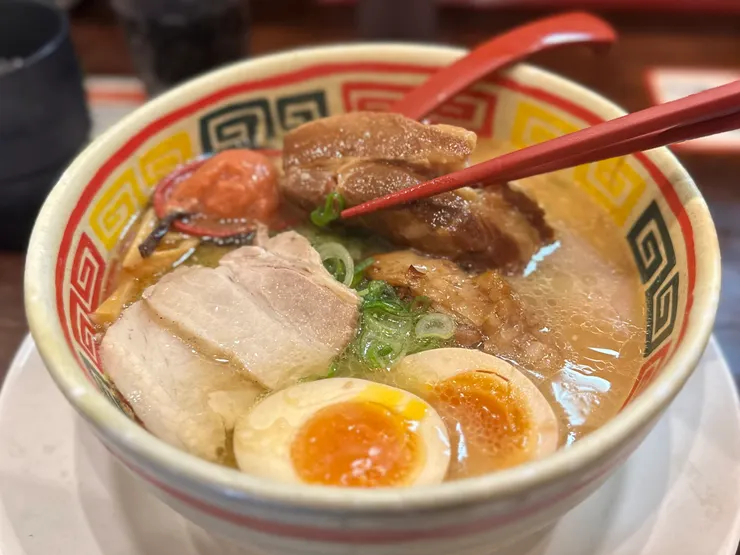 角肉，即九州風味的日式東坡肉，腍身之餘頗入味，全碗拉麵最搶眼的配料！