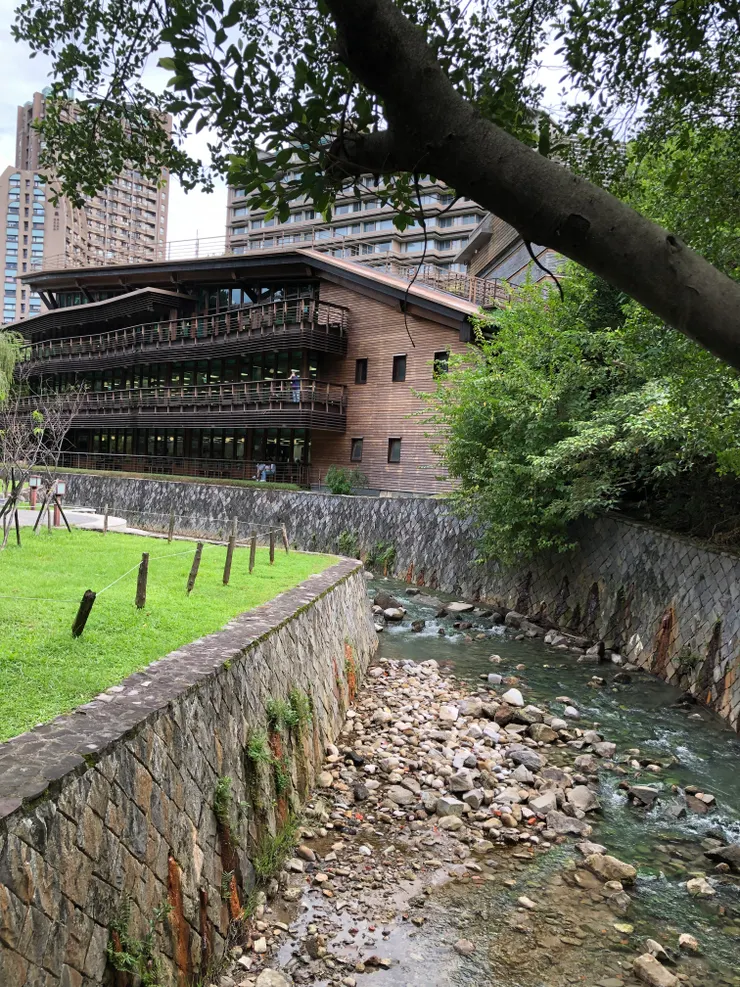 北投圖書館（台灣首座綠建築圖書館，並於民國101年（西元2012年）獲得美國網站Flavorwire.com評選為「全球最美25座公立圖書館」之一）