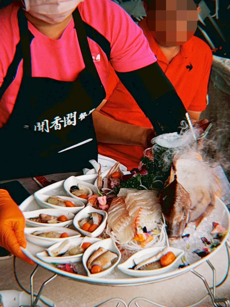 色彩繽紛的生魚片拼盤與暖胃的烏骨雞湯，是婚宴最棒的開場。