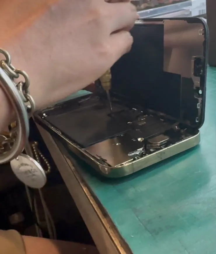 台中手機維修推薦 Classic 蘋果三星維修中心,10年經驗專精 iPhone 主機板維修