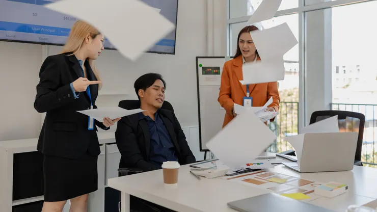 當下屬吵得不可開交時，主管要先進行「物理隔離」，把雙方帶到不同的會議室，先給一杯溫水。讓他們把委屈、憤怒倒出來，再慢慢理性談判。圖/123RF圖庫