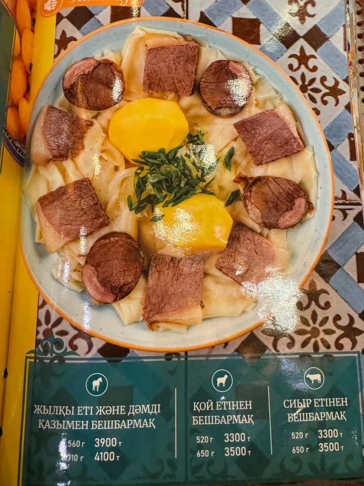 中亞特色--尤其是在哈薩克及吉爾吉斯比較常見的五指麵，有牛羊馬3種肉的口味，馬肉的腥味有稍微重一些