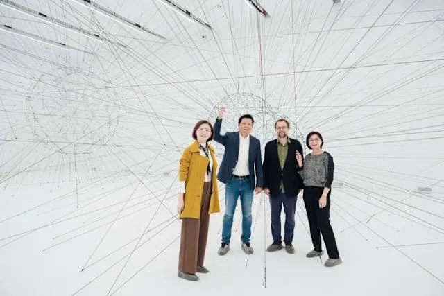 新北市美術館21日舉行國際特展《共織宇宙》開幕儀式，新北市副市長朱惕之（左二）與國際知名藝術家托馬斯．薩拉切諾（Tomás Saraceno）（右二）共同出席，為展覽揭開序幕。