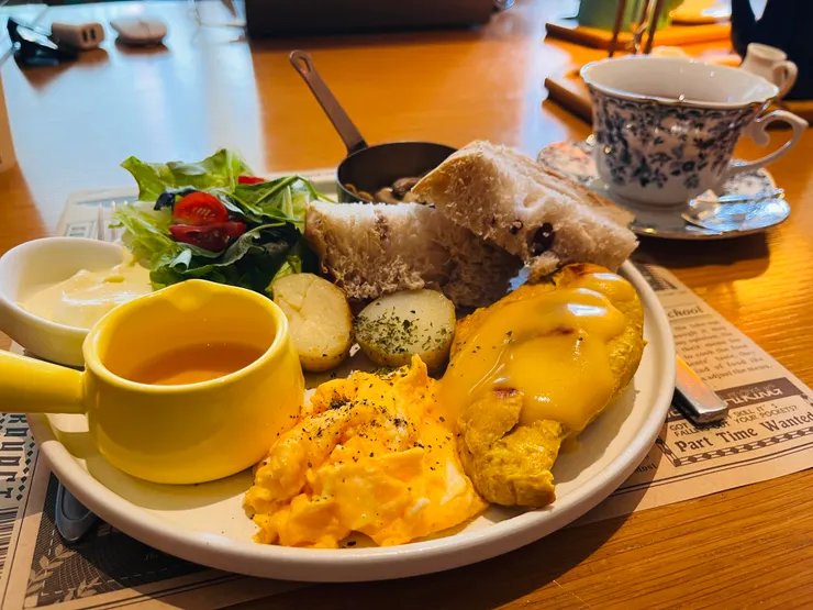 1975 Antique’s Cafe Tea Room 的檸檬雞早午餐