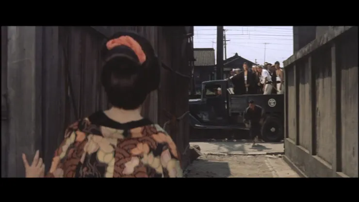 如果是明治時期，「發財仔」或「電火柱仔」就不能出現在畫面裡了｜圖片取自電影《惡名》