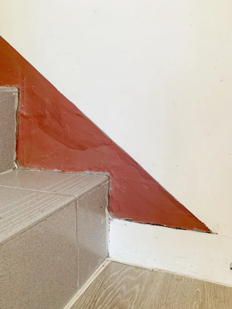 踢腳板容易藏很多蟲和螞蟻，建議拆除。