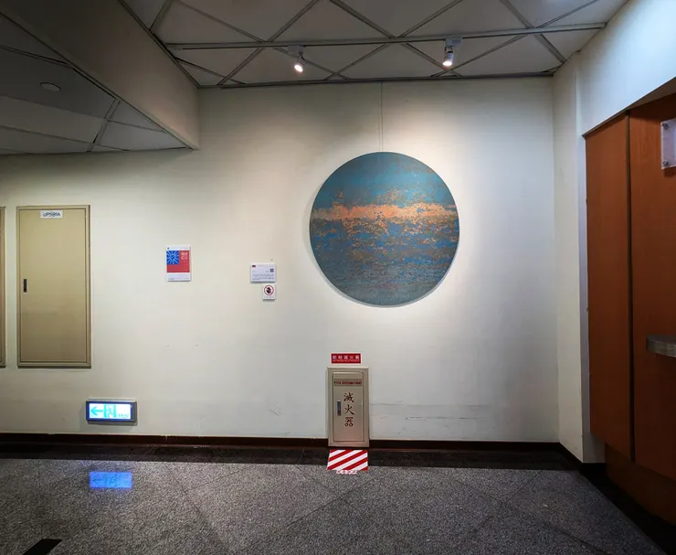 積吶虹光,〈虹心球系列〉,2019年,壓克力顏料、紙,120 X 120 cm。面對著一望無際蔚藍色的大海,那灰白色的燈塔,矗立在遠處朦朧的煙光霧色之中,在右邊視力所及之處是那披覆著野草的綠色沙丘,它在海水的激蕩下漸漸崩塌,形成一道道柔和、低回的皺折,那夾帶泥沙的海水好像不停地向無人煙仙鄉夢國奔流。—— 佛吉尼亞•伍爾芙《到燈塔去》