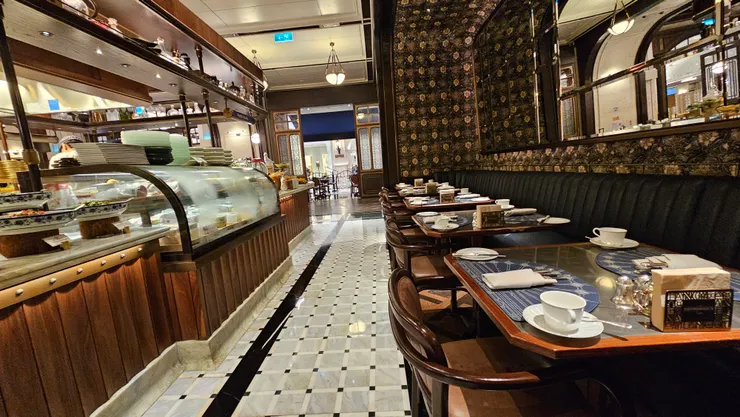 邱吉爾餐廳給我的感覺有點像是以前的台北六福皇宮!