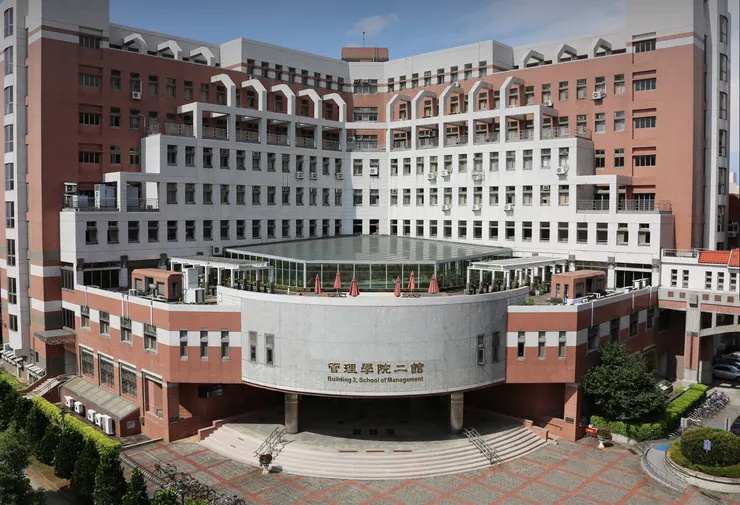 EMBA十分注重netwoking, 地區強校常會吸引到當地頂尖管理人才入讀, 這些學員因為有家庭或者公務繁忙, 很難去外縣市讀書, 例如中央大學的EMBA就吸引到了許多桃園地區的中高階主管